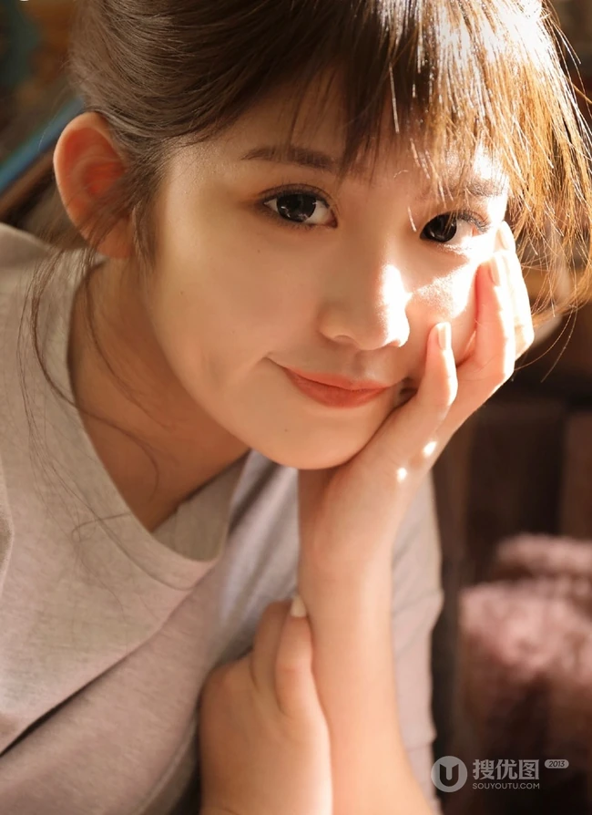 大眼睛，小圆脸，丸子头，微胖少女可爱动人室内写真图集