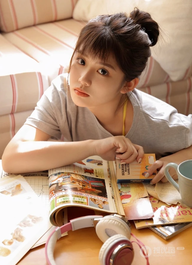 大眼睛，小圆脸，丸子头，微胖少女可爱动人室内写真图集
