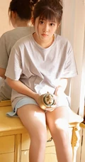 大眼睛，小圆脸，丸子头，微胖少女可爱动人室内写真图集
