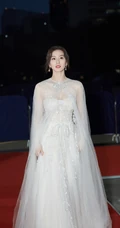 刘诗诗白衣长裙现身竹林仙气动人优雅写真图片