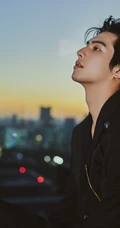 宋威龙化身魅力绅士，黑色西装着身帅气有型写真图片