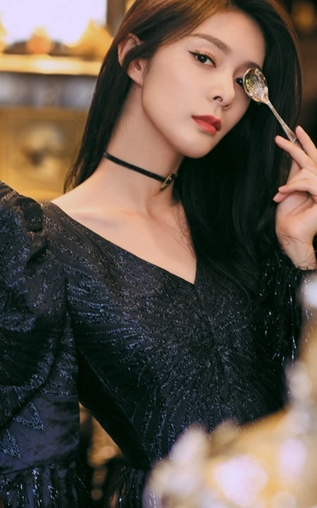 傅菁酷美时尚动人黑色连衣裙高清写真图片