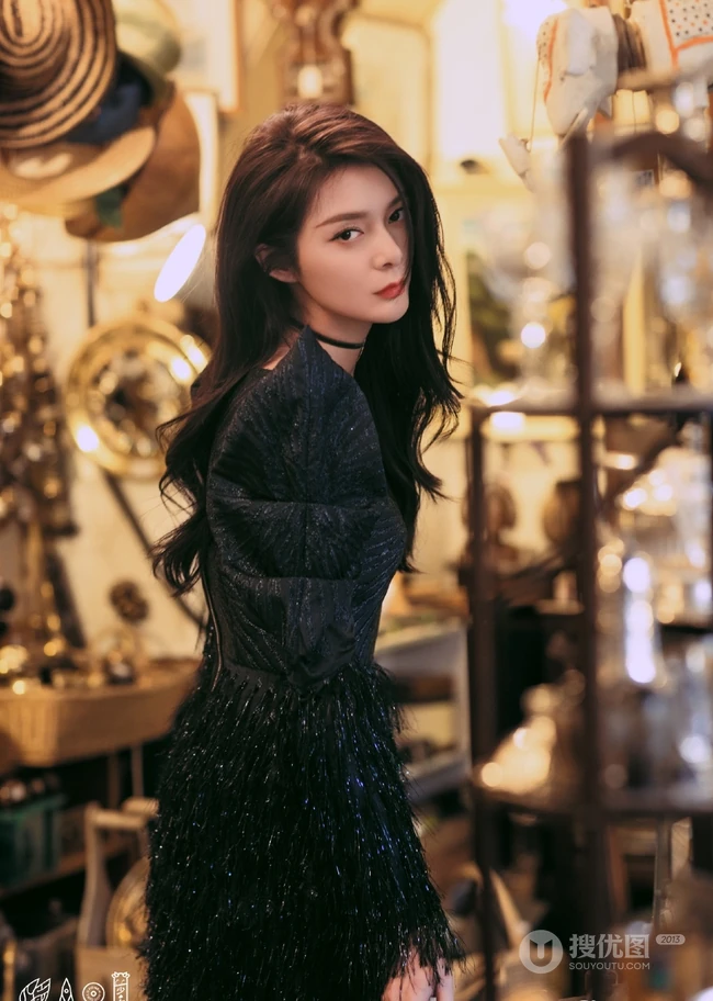 傅菁酷美时尚动人黑色连衣裙高清写真图片