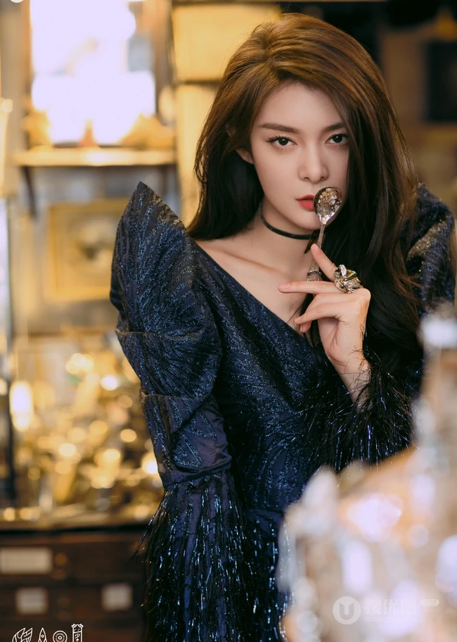 傅菁酷美时尚动人黑色连衣裙高清写真图片
