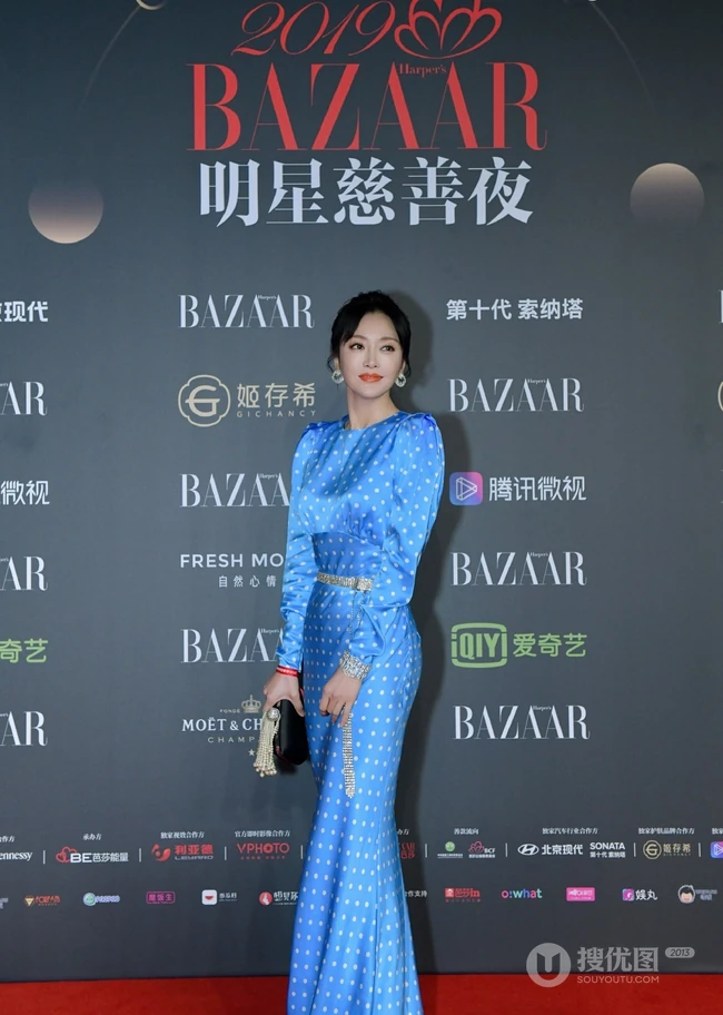 秦岚气质露背装造型出现活动，蓝底波点连衣裙优雅动人