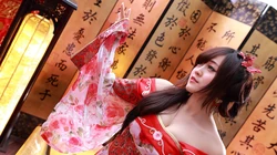 大红色调的古代卧房的汉服小姐姐2K壁纸
