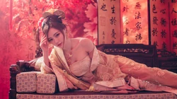 大红色调的古代卧房的汉服小姐姐2K壁纸