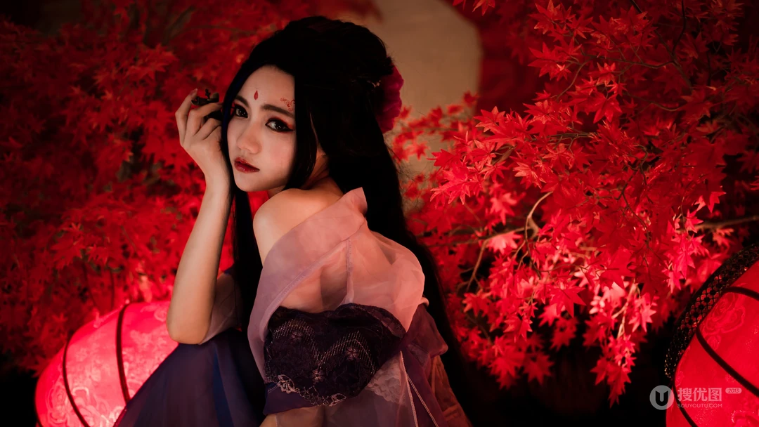 大红色调的古代卧房的汉服小姐姐2K壁纸