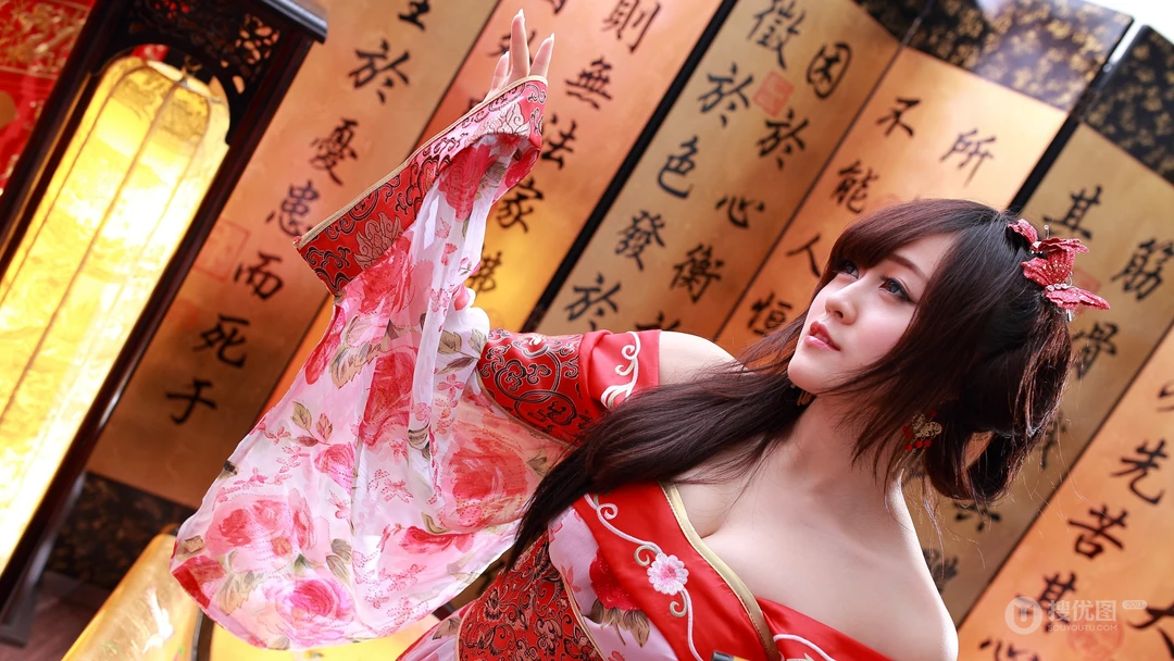 大红色调的古代卧房的汉服小姐姐2K壁纸