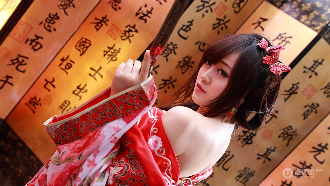 大红色调的古代卧房的汉服小姐姐2K壁纸
