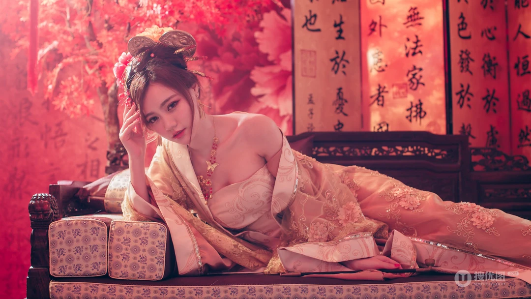 大红色调的古代卧房的汉服小姐姐2K壁纸