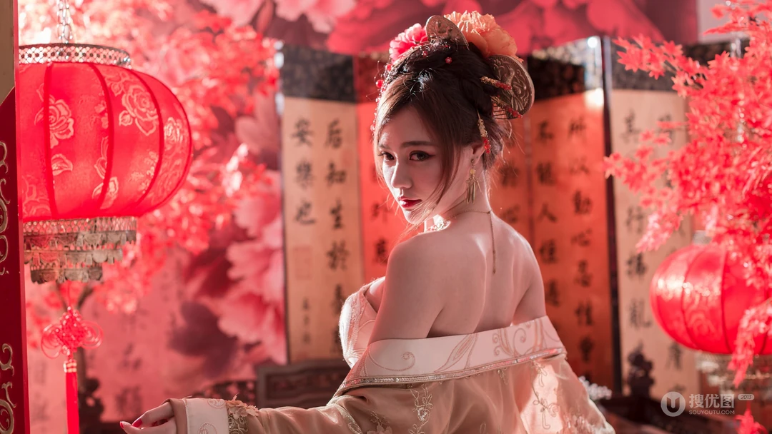 大红色调的古代卧房的汉服小姐姐2K壁纸