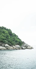 航拍海上的小岛，灯塔的唯美海上风景手机壁纸