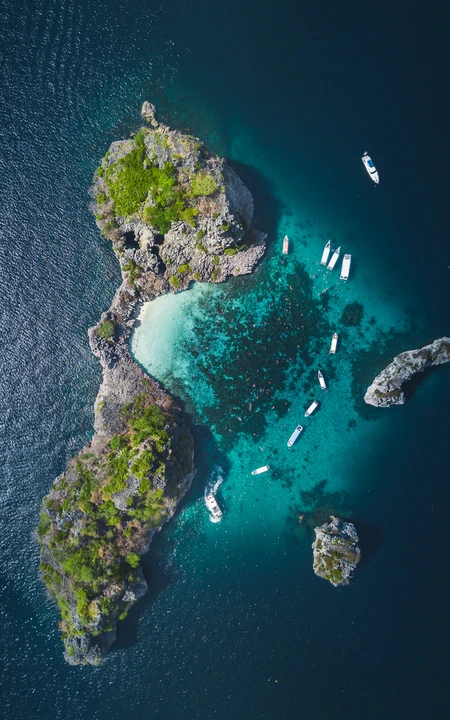 航拍海上的小岛，灯塔的唯美海上风景手机壁纸
