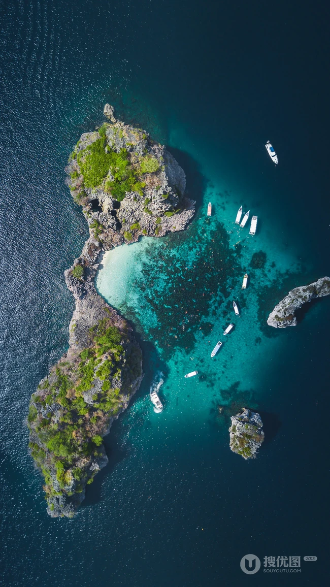 航拍海上的小岛，灯塔的唯美海上风景手机壁纸
