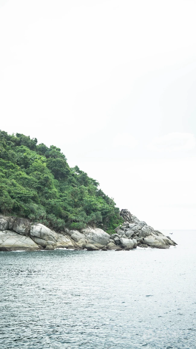 航拍海上的小岛，灯塔的唯美海上风景手机壁纸