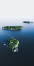 航拍海上的小岛，灯塔的唯美海上风景手机壁纸