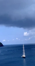 唯美的海边城镇，海洋风景手机背景图片