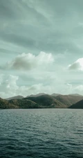 唯美的海边城镇，海洋风景手机背景图片