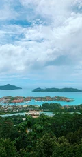 唯美的海边城镇，海洋风景手机背景图片