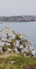 唯美的海边城镇，海洋风景手机背景图片