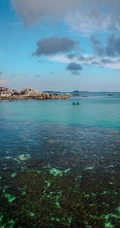 唯美的海边城镇，海洋风景手机背景图片
