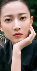 陈钰琪纯黑色塑腰大衣活动写真，耳环抢眼妆容精致