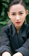 陈钰琪纯黑色塑腰大衣活动写真，耳环抢眼妆容精致