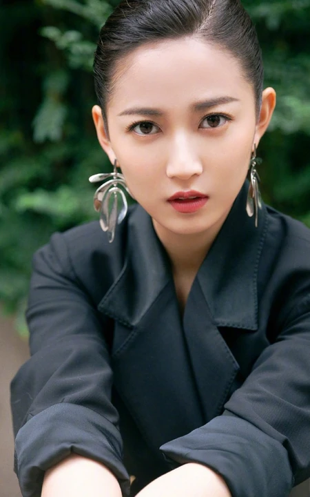 陈钰琪纯黑色塑腰大衣活动写真，耳环抢眼妆容精致