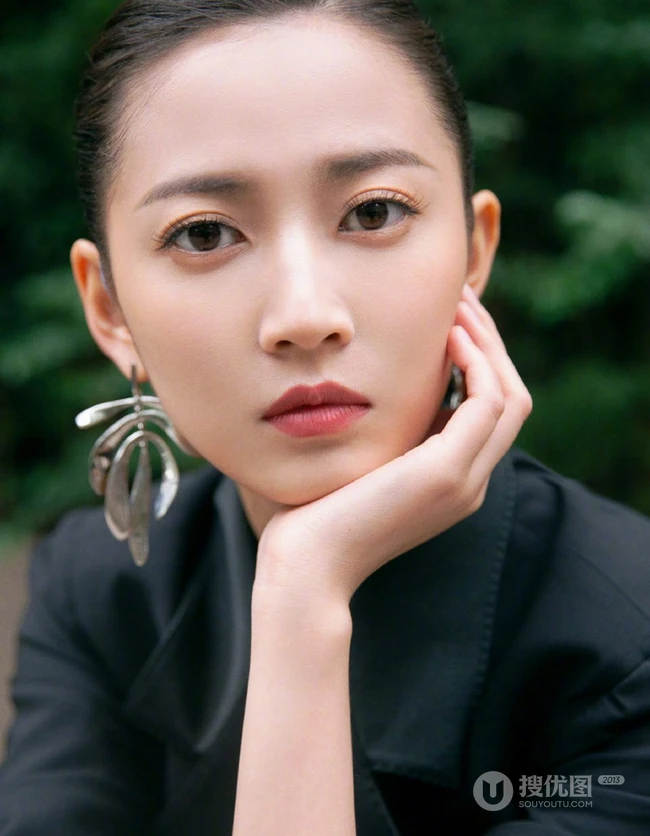 陈钰琪纯黑色塑腰大衣活动写真，耳环抢眼妆容精致
