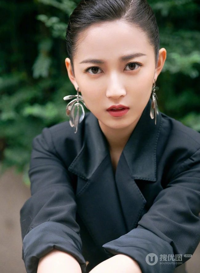 陈钰琪纯黑色塑腰大衣活动写真，耳环抢眼妆容精致
