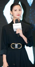陈钰琪纯黑色塑腰大衣活动写真，耳环抢眼妆容精致