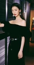 田依桐黑色礼裙带绒连衣裙优雅动人写真图片