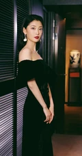 田依桐黑色礼裙带绒连衣裙优雅动人写真图片