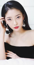 田依桐黑色礼裙带绒连衣裙优雅动人写真图片