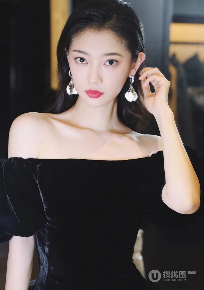 田依桐黑色礼裙带绒连衣裙优雅动人写真图片