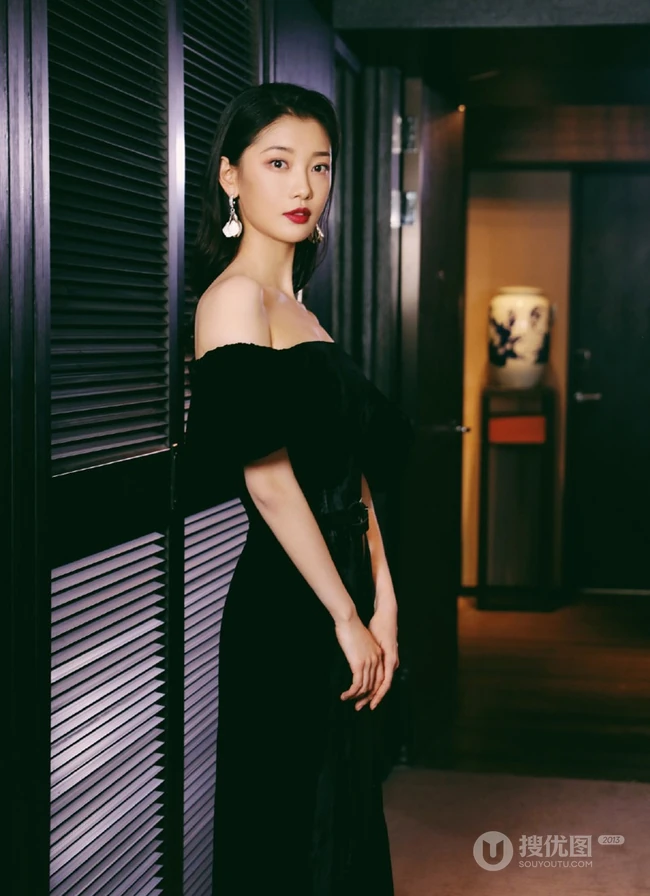 田依桐黑色礼裙带绒连衣裙优雅动人写真图片