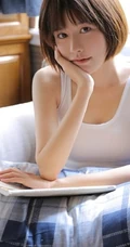 爱上你的笑容，齐刘海短发俏丽双眼皮少女室内写真图片