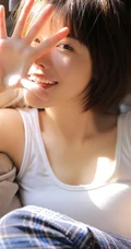 爱上你的笑容，齐刘海短发俏丽双眼皮少女室内写真图片