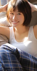 爱上你的笑容，齐刘海短发俏丽双眼皮少女室内写真图片