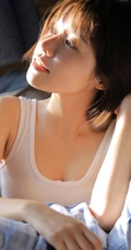 爱上你的笑容，齐刘海短发俏丽双眼皮少女室内写真图片