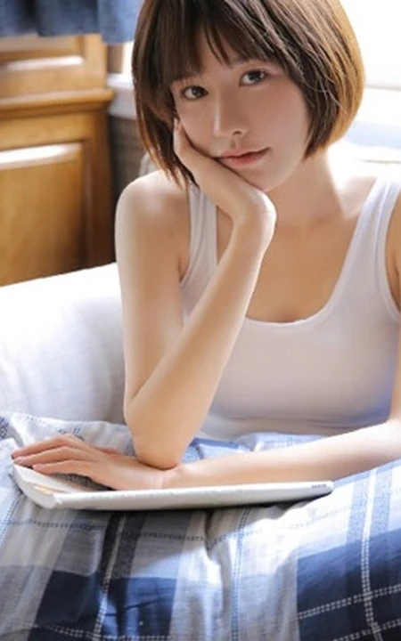 爱上你的笑容，齐刘海短发俏丽双眼皮少女室内写真图片