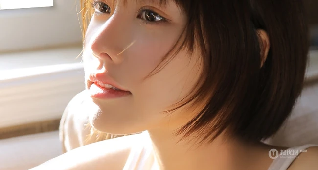 爱上你的笑容，齐刘海短发俏丽双眼皮少女室内写真图片