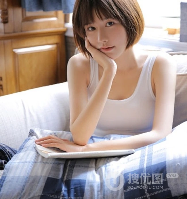 爱上你的笑容，齐刘海短发俏丽双眼皮少女室内写真图片