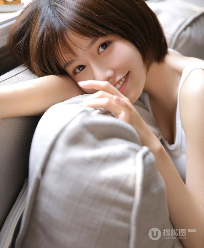 爱上你的笑容，齐刘海短发俏丽双眼皮少女室内写真图片