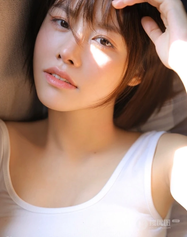 爱上你的笑容，齐刘海短发俏丽双眼皮少女室内写真图片