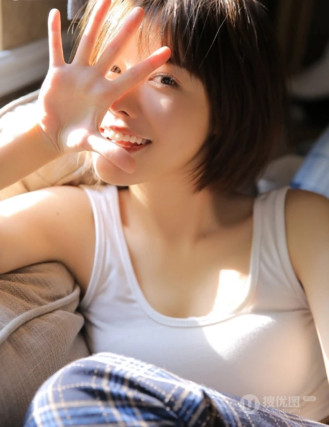 爱上你的笑容，齐刘海短发俏丽双眼皮少女室内写真图片