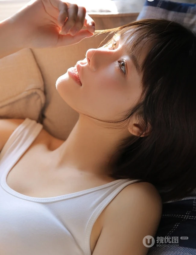 爱上你的笑容，齐刘海短发俏丽双眼皮少女室内写真图片