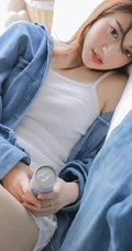 沙发上的背心短裤线条感少女室内写真，期待的惊喜