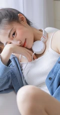 沙发上的背心短裤线条感少女室内写真，期待的惊喜